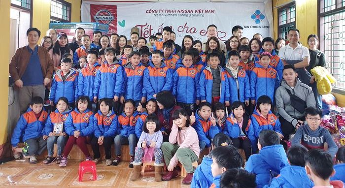 Học sinh được nhà hảo tâm tặng áo ấm nhân dịp Tết Nguyên đán Canh Tý 2020
