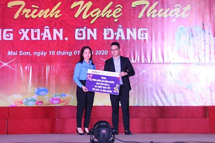 Ngân hàng BIDV Sơn La trao quà Tết cho LĐLĐ tỉnh hỗ trợ CNVCLĐ có hoàn cảnh khó khăn trên địa bàn tỉnh. 
