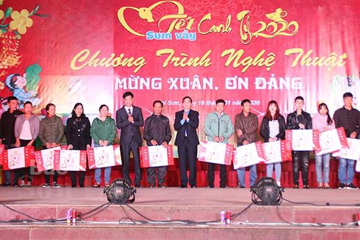 Lãnh đạo huyện Mai Sơn và LĐLĐ tỉnh trao quà cho CNVCLĐ có hoàn cảnh khó khăn trên địa bàn huyện Mai Sơn.