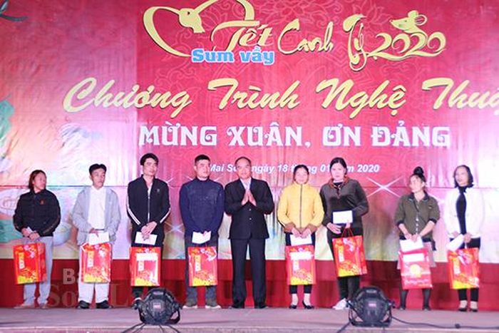 Quỹ Tín dụng trị trấn Hát Lót trao quà Tết cho CNVCLĐ có hoàn cảnh khó khăn trên địa bàn huyện Mai Sơn.