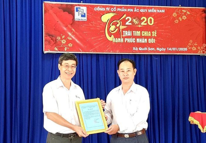 Lãnh đạo xã Quới Sơn trao thư cảm ơn cho Công ty vì những việc làm thiện nguyện hỗ trợ người dân xã Quới Sơn