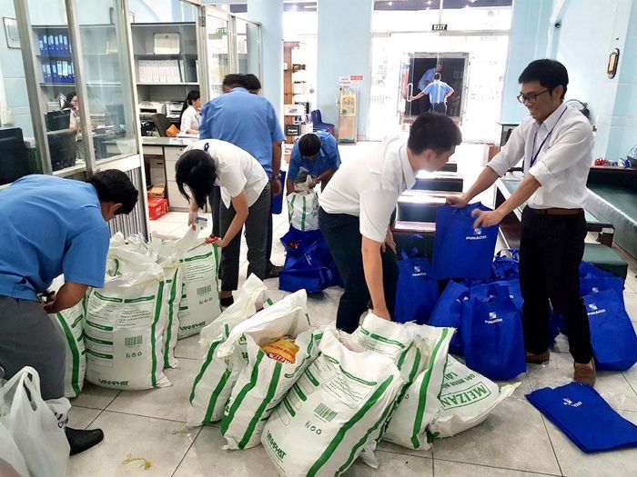 Chia quà đến các hộ nghèo và cận nghèo