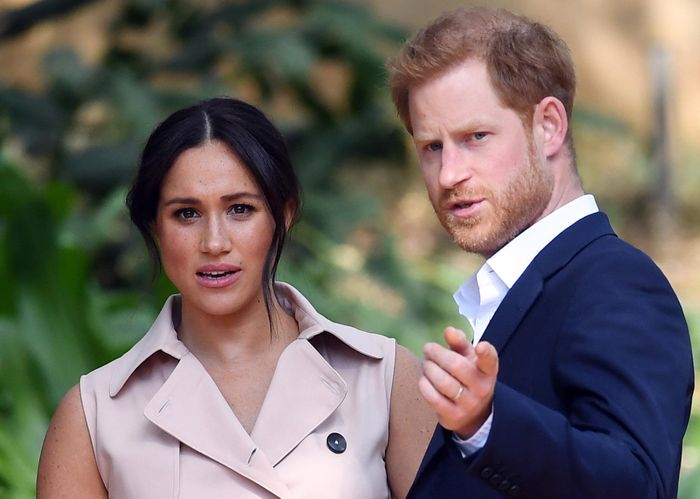 Hoàng tử Harry và vợ là cựu nữ diễn viên Mỹ Meghan Markle chính thức không còn là thành viên của gia đình Hoàng gia Anh và họ sẽ không được sử dụng các tước vị "hoàng gia cao quý."
