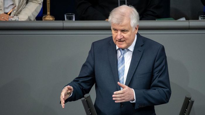 Bộ trưởng Nội vụ Đức Horst Seehofer cho biết Đức không thể xây dựng mạng di động 5G mà không có gã khổng lồ công nghệ Huawei của Trung Quốc ít nhất là trong thời điểm hiện nay.