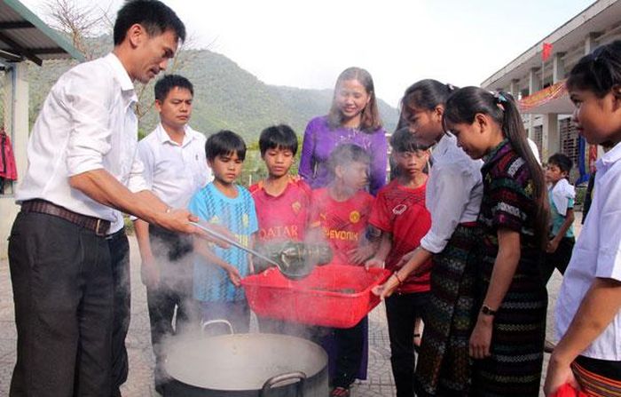 Thầy và trò Trường phổ thông dân tộc bán trú THCS Tà Long chuẩn bị những món mứt, bánh tét truyền thống đón Tết cổ truyền.