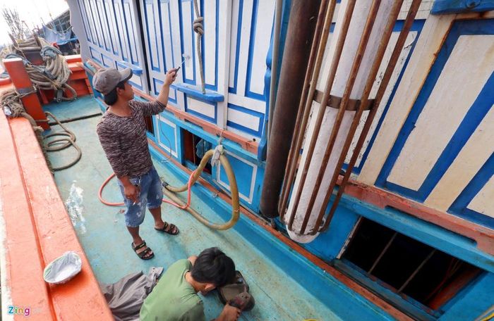  Các tàu không đi chuyến cuối năm được chủ cho sơn, sửa lại để ra năm lấy ngày xuất bến. "Không có gì thay đổi thì mùng 8 tháng giêng sẽ ra khơi chuyến đầu tiên của năm Canh Tý", chủ tàu tên Cường nói. 