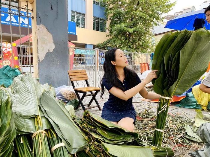 Diễn viên Trịnh Kim Chi tự đi chợ chọn những lá dong để chuẩn bị gói bánh chưng. Trên trang cá nhân, cô tiết lộ bí kíp chọn lá dong đẹp. "Chọn lá dong có màu sắc xanh đậm, phiến lá to vừa phải để có thể gói trọn được phần nhân bên trong, nên chọn loại lá bánh tẻ là lá không quá già cũng không quá non, như vậy bánh mới có được màu xanh đẹp. Không nên chọn những lá héo, sờ vào có cảm giác khô cứng, không mềm dai như lá tươi", nữ diễn viên chia sẻ.