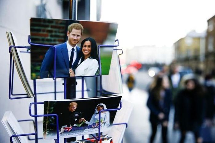  Ảnh lưu niệm Harry và Meghan ở bên ngoài Điện Buckingham ở London. Ảnh: Reuters. 