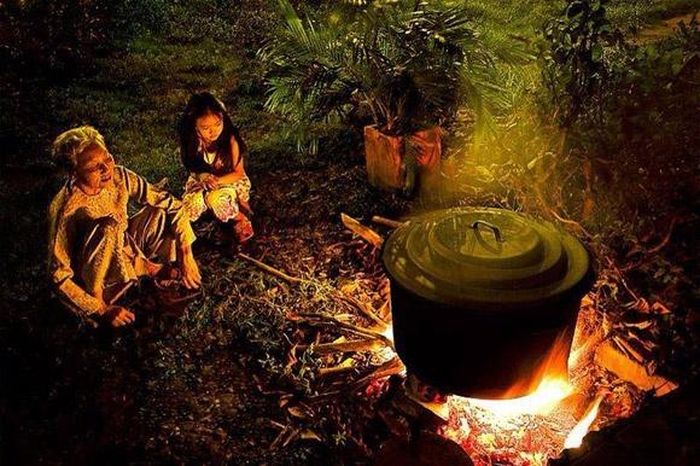  70, năm, rồi 80 năm, mẹ vẫn lui cui nhen bếp lửa. 