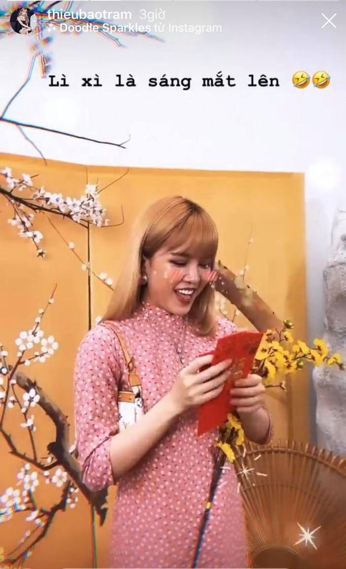  Thiều Bảo Trâm vẫn có lịch quay vào ngày 26 Âm lịch. Nữ ca sĩ đăng nhiều khoảnh khắc mặc áo dài tươi vui trên mạng xã hội. 