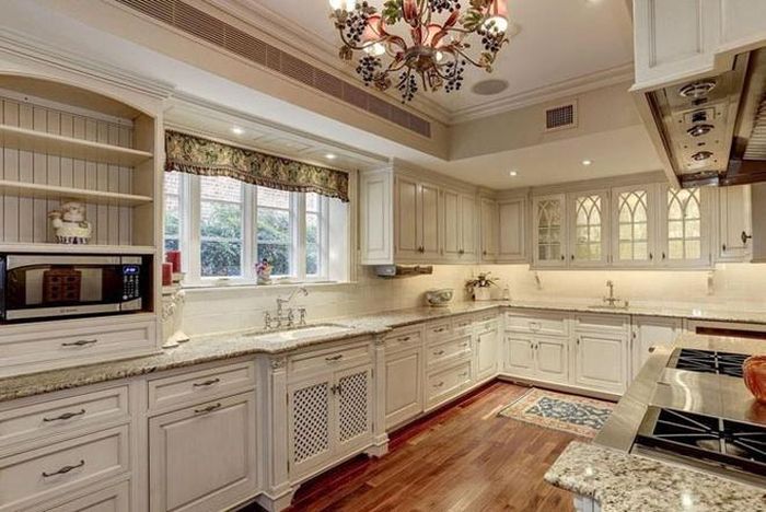  Căn phòng bếp với nhiều nội thất làm từ gỗ, mặt đá granit và các thiết bị hiện đại, cao cấp bằng thép không gỉ. Tỷ phú Amazon Jeff Bezos hẹn hò với Lauren Sanchez từ giữa năm 2019. Hai người thường xuyên thể hiện tình cảm nơi công cộng. Cô được bạn trai đưa đi du lịch nhiều nơi trên thế giới trên những du thuyền sang trọng. 