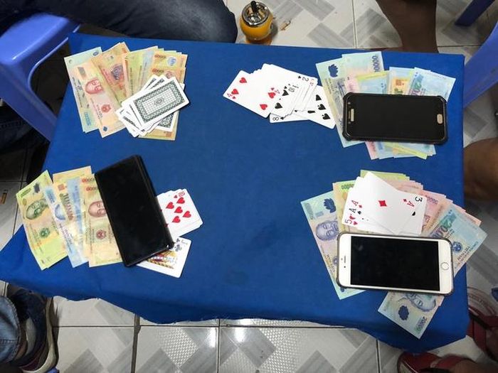  Tang vật trên chiếu bạc. Ảnh: V.D.