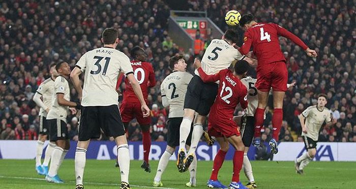 Cận cảnh pha bóng CĐV MU cho rằng Liverpool đã phạm luật
