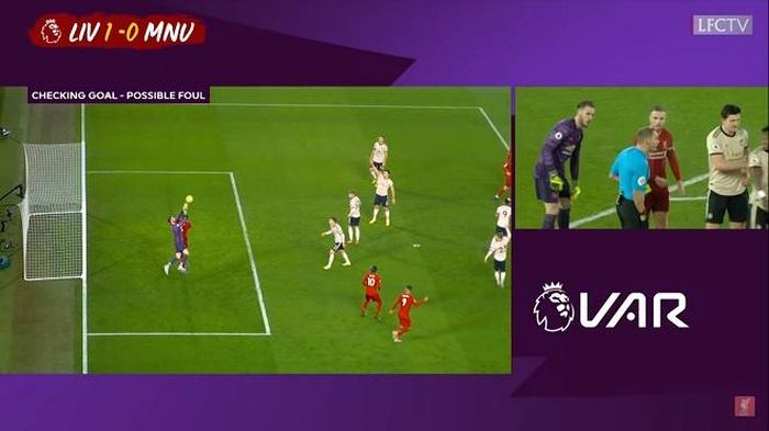 Pha phạm lỗi của Van Dijk với De Gea trong hiệp 1