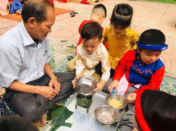  Các cháu nhỏ rất chăm chú và háo hức.