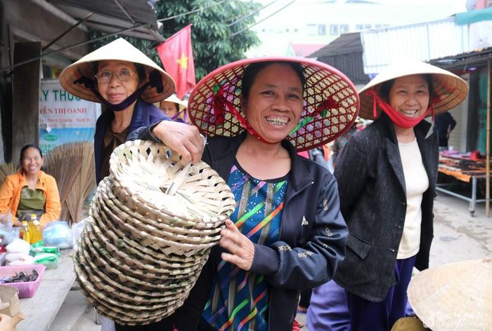 Một trong những sản phẩm mây tre mà người đi chợ quê ngày Tết hay mua là kiềng. Tuy không còn nhiều như xưa, nhưng những chiếc kiềng cao, kiềng thấp của “một thời không thể nào quên” vẫn xuất hiện giữa chợ quê ngày Tết.