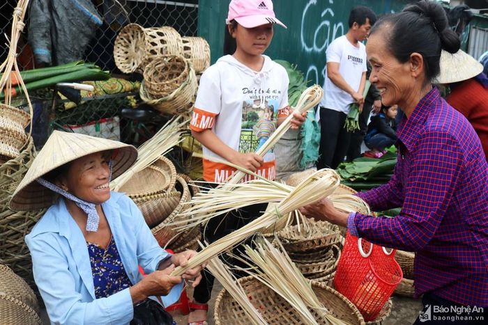 Ở một số chợ, người dân còn bán những loại dây để làm bánh Tết. Dây giang được chẻ, thắt sẵn, người mua chỉ việc đem về dùng.