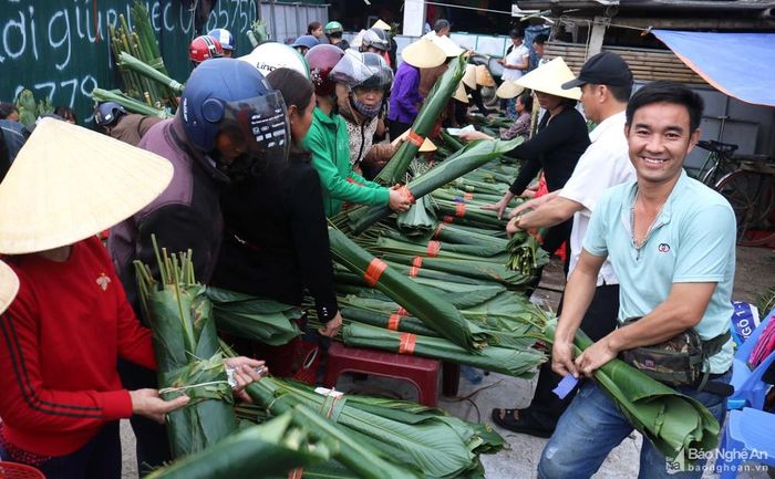 Chợ quê ngày Tết bao giờ cũng có những mặt hàng đặc trưng không thể thiếu, như lá dong lđể gói bánh. Hàng lá dong ở các chợ luôn tấp nập bán mua. Lá dong năm nay đắt hơn năm trước, giá giao động từ 10 – 30 nghìn đồng/ bó (10 lá). Trong ảnh: Hàng lá dong ở chợ Cồn (xã Thanh Dương, huyện Thanh Chương)