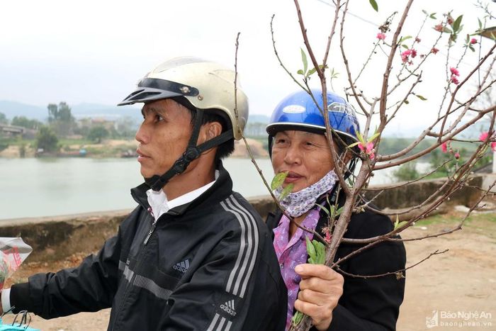 Hàng năm, từ ngày 25 tháng Chạp chợ quê lại bắt đầu nhộn nhịp khác thường. Về quê đi chợ Tết, không chỉ để mua, để bán mà còn để trở về với ký ức thân thương. Trên những nẻo đường đi chợ Tết đã thấy náo nức sắc Xuân về.