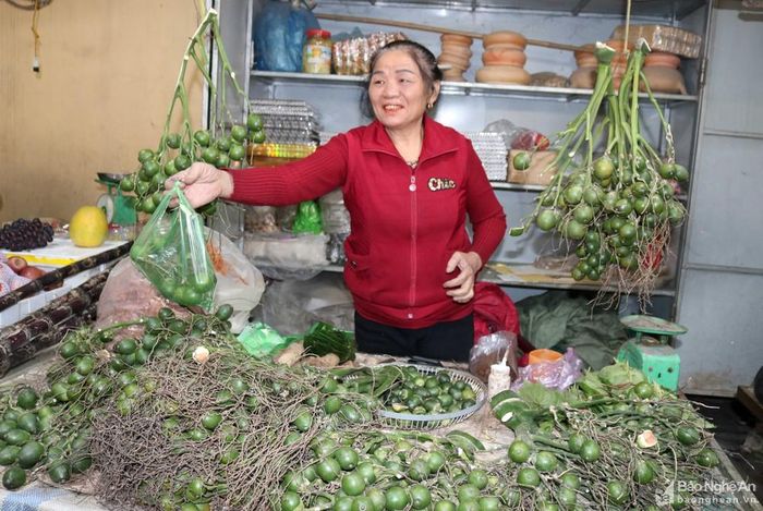 Cau năm nay đươc mùa, nên chợ Tết có rất nhiều cau, giá cau không đắt đỏ và cũng không còn cảnh tranh giành cau sợ hết hàng như những năm trước. Trong ảnh: Hàng cau ở chợ Bộng ngày cận Tết (xã Bảo Thành, huyện Yên Thành)