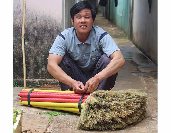Anh Lăng Văn Bền chuẩn bị chổi đót mang đi bán. Ảnh: N.T