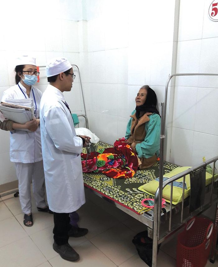  Các bệnh nhân đến điều trị luôn nhận được sự quan tâm, động viên của đội ngũ y, bác sĩ tại Đơn nguyên Tim mạch can thiệp. Ảnh: L.N 