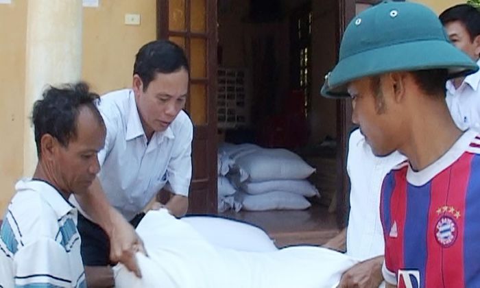 Các địa phương của huyện Vĩnh Linh đã nhận đủ gạo và cấp phát đến từng hộ gia đình-Ảnh: N.Đ