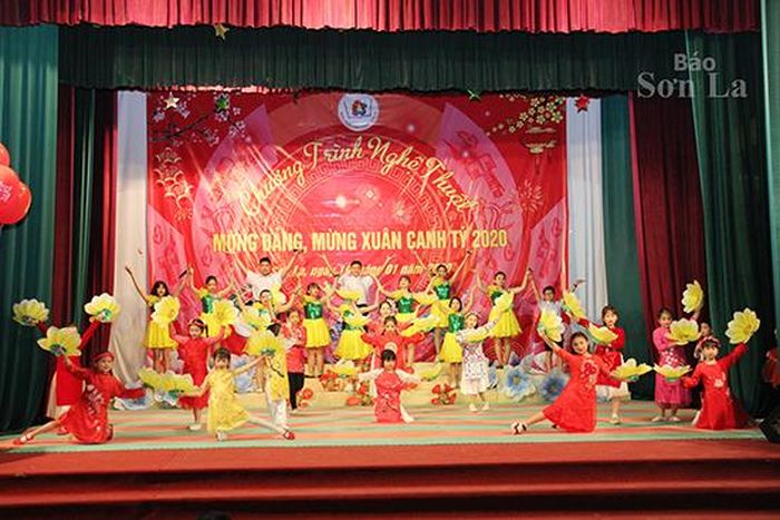 Tiết mục hát múa "Xuân họp mặt" do các em sinh hoạt tại Nhà Thiếu nhi tỉnh biểu diễn.