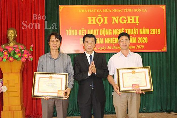 Lãnh đạo Sở Văn hóa, Thể thao và Du lịch chuyển trao Kỷ niệm chương của Bộ Văn hóa, Thể thao và Du lịch cho các cá nhân.
