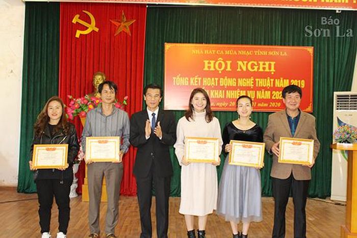 Lãnh đạo Sở Văn hóa, Thể thao và Du lịch công nhận Danh hiệu “Chiến sỹ thi đua cấp cơ sở” cho các cá nhân.