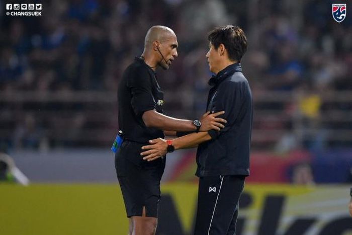 Trọng tài chính người Oman và HLV Nishino.
