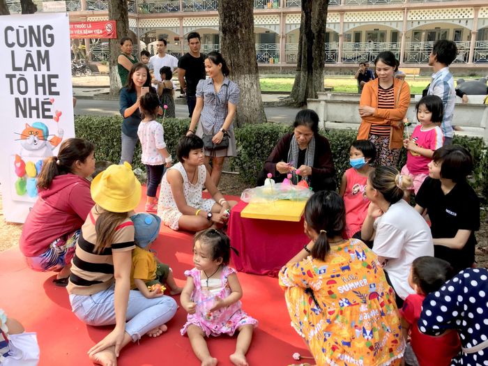 Các bệnh nhi thích thú chờ nhận tò he tại gian hàng tò he