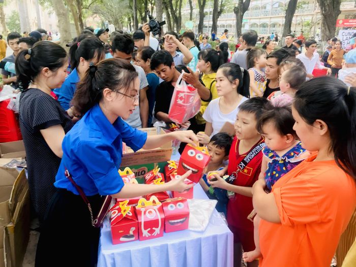 Trao các suất ăn ấm lòng cho bệnh nhi và người thân các em