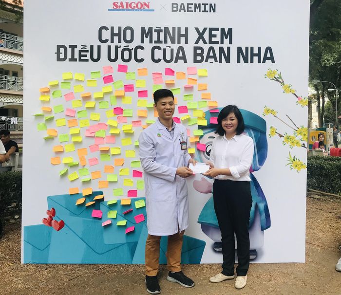 Bà Lý Việt Trung, Phó Tổng Biên tập Báo SGGP, trao tiền hỗ trợ bệnh nhi khó khăn tại Bệnh viện Nhi Đồng 2