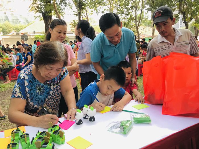 Các bệnh nhi và phụ huynh các em viết những điều ước tại ngày hội