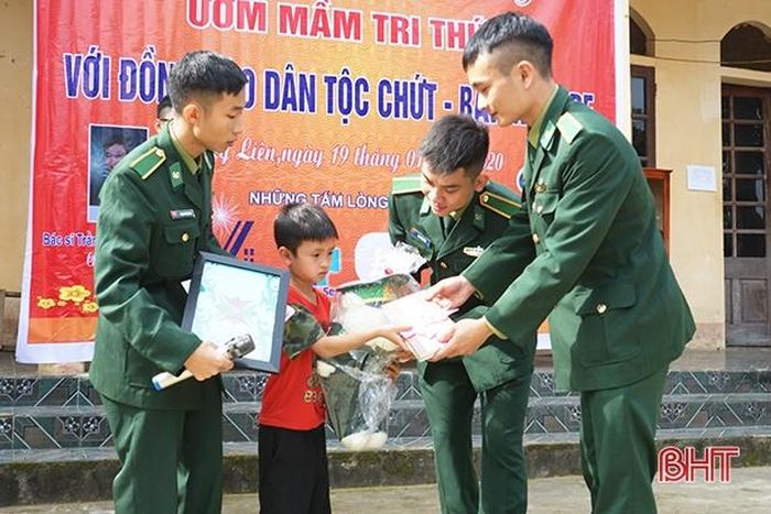 Rất nhiều món quà do các học viên Học viện Biên phòng Việt Nam tự làm đã được trao cho trẻ em dân tộc Chứt qua các trò chơi.