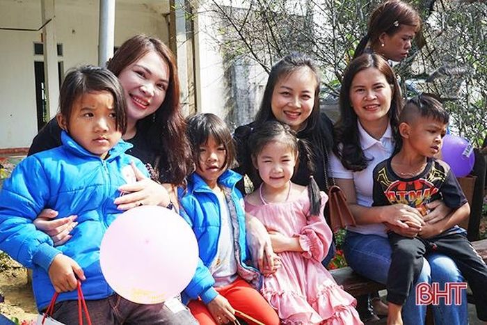 ... những người mang xuân đến cho bản Rào Tre như cũng hạnh phúc hơn.
