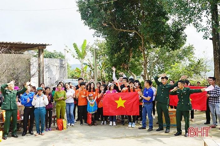 Mùa xuân trở nên thật rộn rã trong những khúc hát tươi vui của đồng bào Chứt và các đoàn thiện nguyện