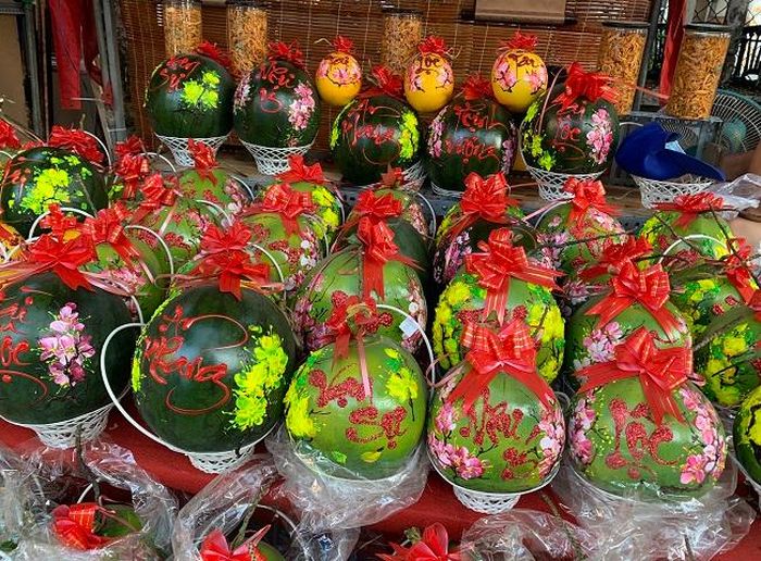 Các loại dưa hấu, dừa viết chữ thư pháp ngày càng xuất hiện nhiều tại TP Hồ Chí Minh trong dịp cận Tết.