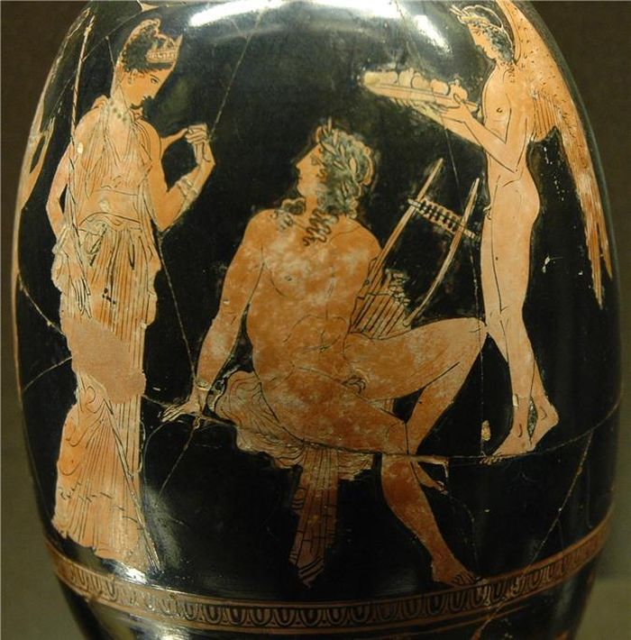 Adonis rất thích săn bắn nên trong khi một lần đi săn với Aphrodite, ông đã bị một con lợn rừng giết chết. 