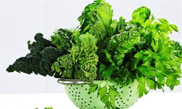 Trong mâm cỗ ngày Tết thường không thể thiếu các món từ những loại rau xanh nhiều lá (như cải xoăn, cải bắp) với quan niệm rằng ăn chúng sẽ mang lại nhiều tài lộc.