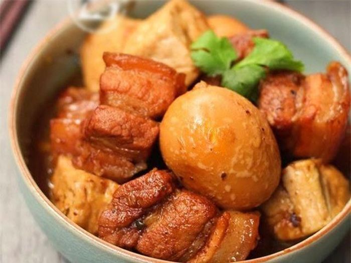 Món thịt kho thân thuộc cũng thường được ăn vào đầu năm mới. Những miếng thịt vuông, quả trứng tròn là biểu hiện hài hòa cho tính hài hòa âm dương, sự vuông tròn cho cả năm. Nguồn ảnh: Inernet.