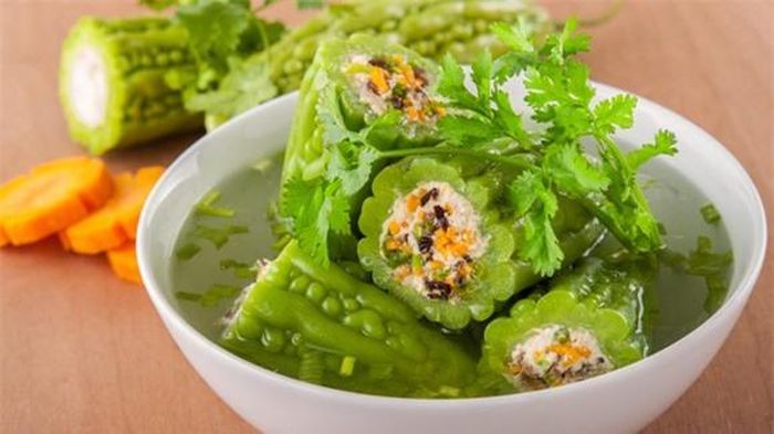 Canh khổ qua, theo cách chơi chữ của người Việt, có nghĩa là mọi nỗi khổ sẽ qua đi để đón một năm mới hạnh phúc an lành.