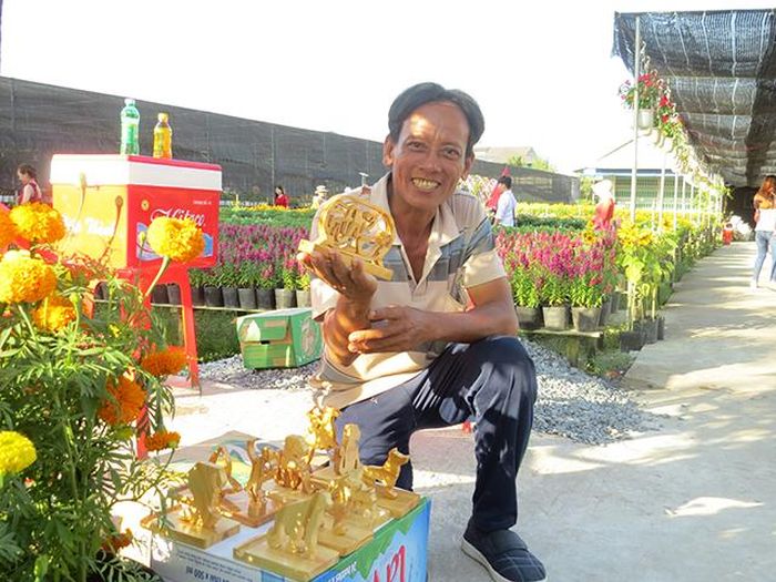 Người dân Sa Đéc làm quà lưu niệm để gửi đến du khách