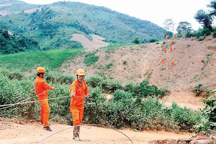 Thi công đưa điện lưới quốc gia về các bản chưa có điện.