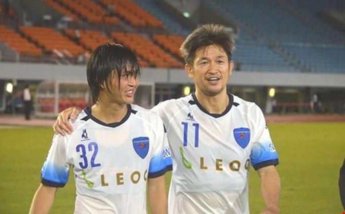  Tuấn Anh từng là đồng đội của "King Kazu" tại Yokohama FC. Ảnh: Yokohama FC. 