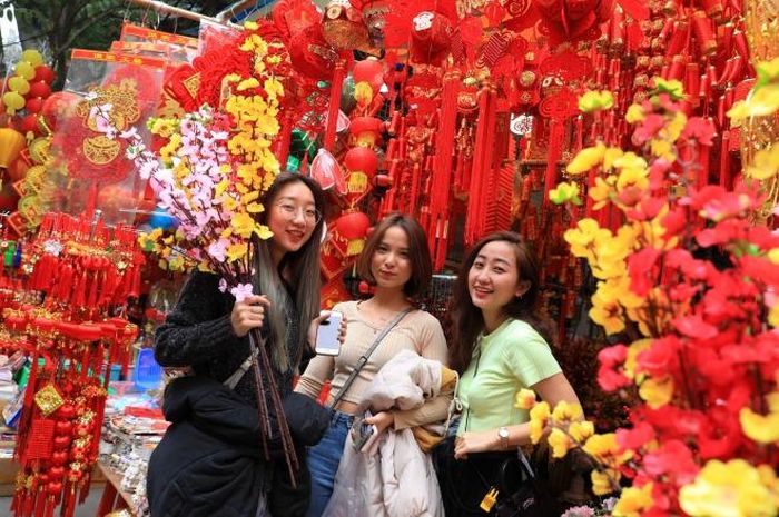 Không khí tết trên phố Hàng Mã. Ảnh: Nhật Anh - TTXVN