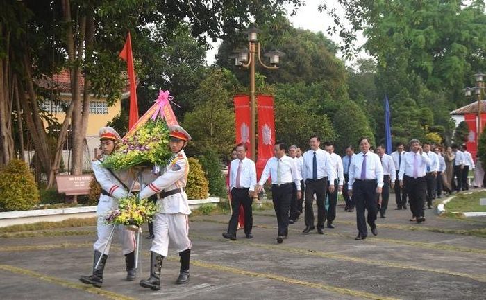 Đại biểu viếng mộ cụ Phó bảng Nguyễn Sinh Sắc tại Khu di tích Nguyễn Sinh Sắc.