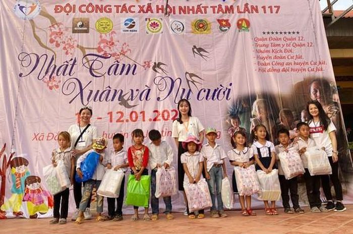 Trao quà cho học sinh khó khăn tại thôn 20, xã Đắk D'Rông, huyện Cư Jút, tỉnh Đắk Nông