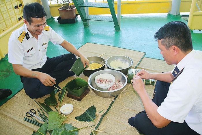 Gói bánh chưng trên nhà giàn